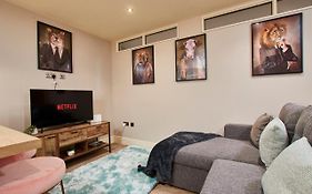 Remarkable Central Gems Of Harrogate - Sleeps 18!